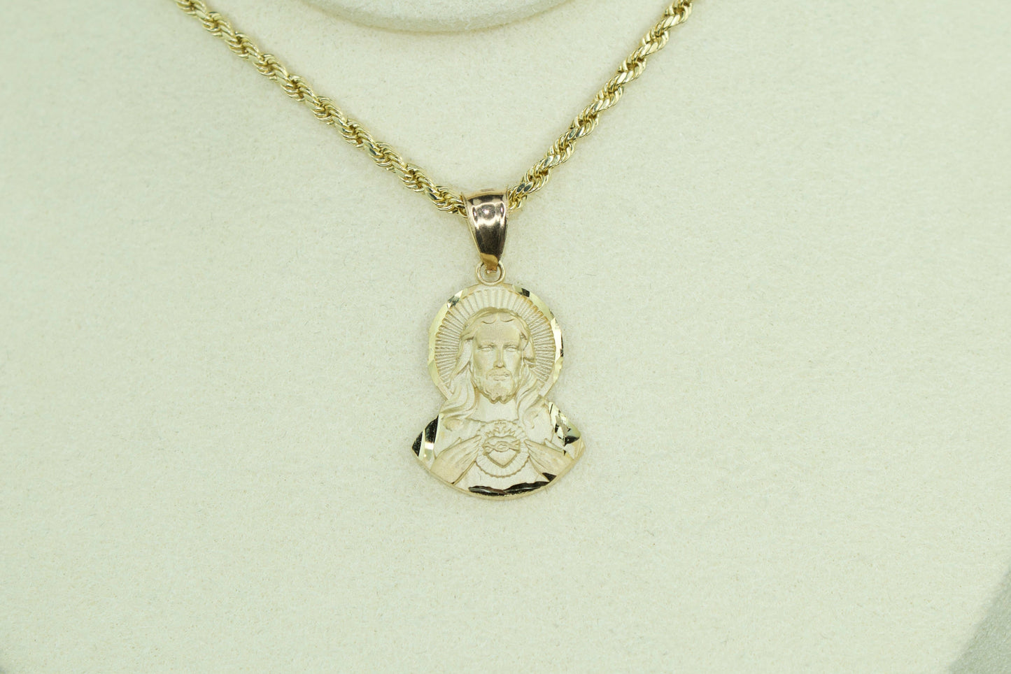 10K Sacred Heart of Jesus Pendant (Sagrado Corazón)