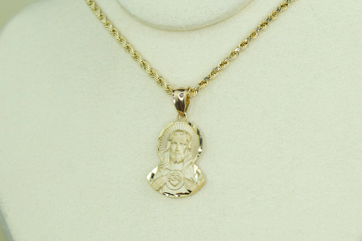 10K Sacred Heart of Jesus Pendant (Sagrado Corazón)