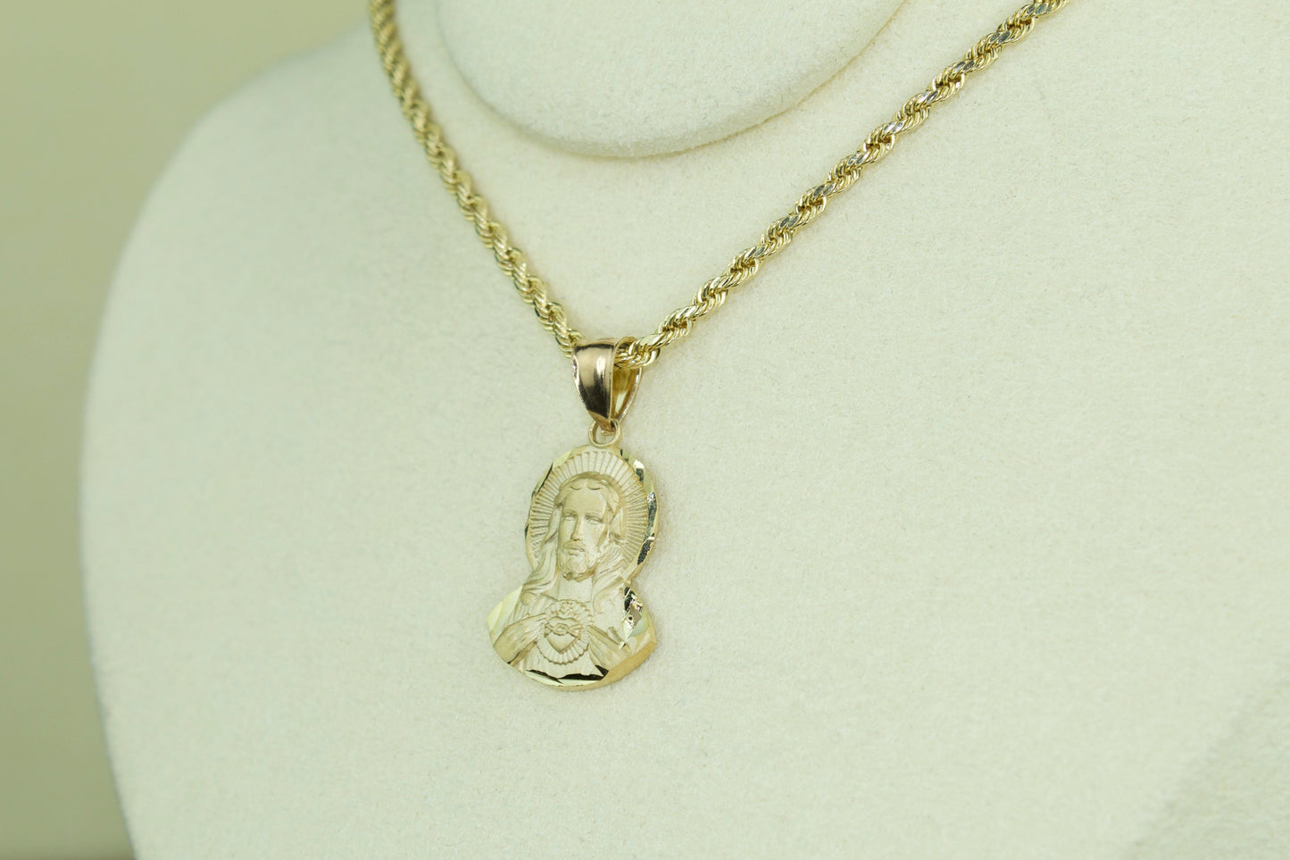 10K Sacred Heart of Jesus Pendant (Sagrado Corazón)