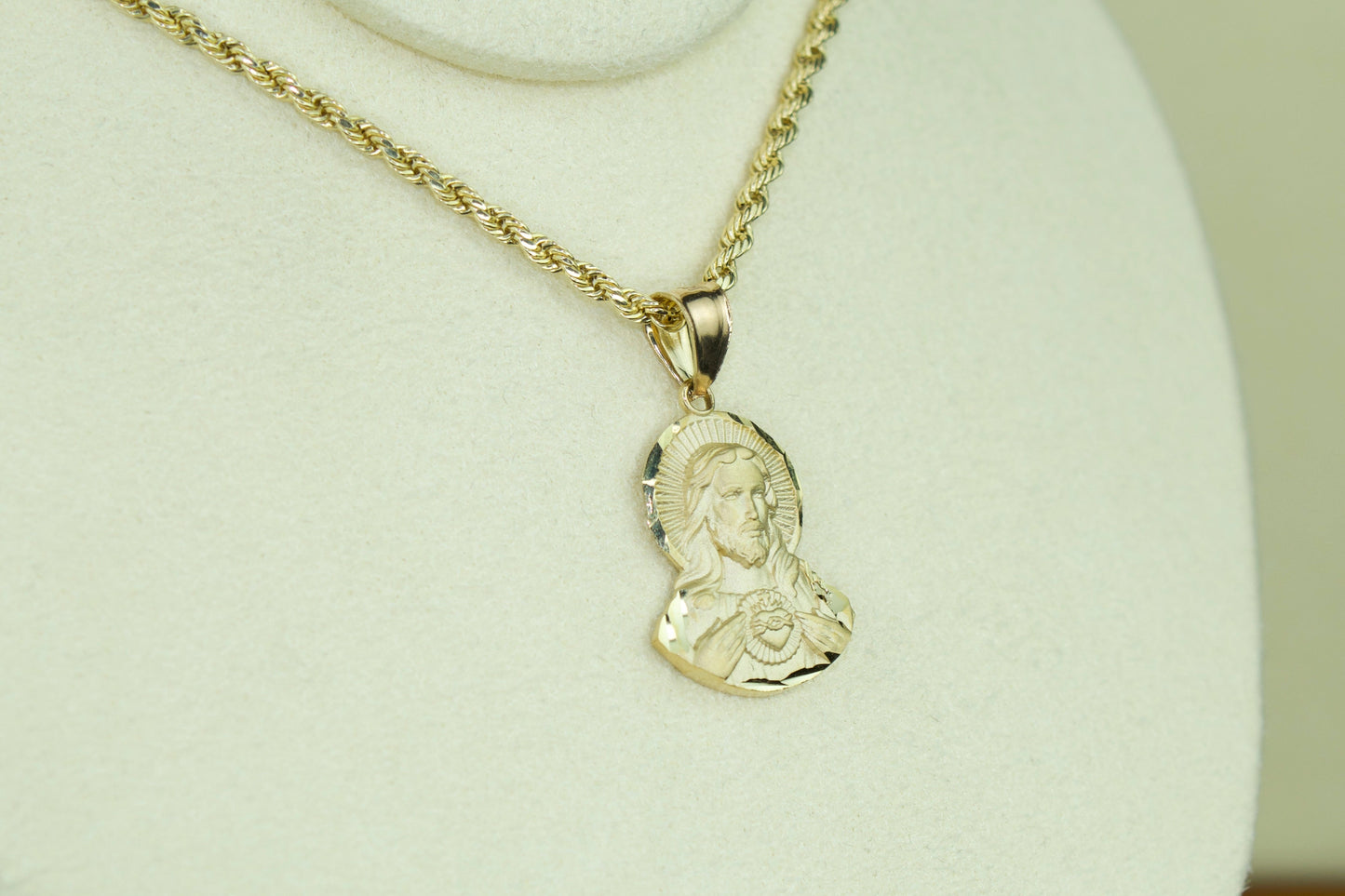 10K Sacred Heart of Jesus Pendant (Sagrado Corazón)