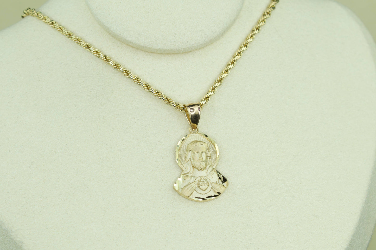 10K Sacred Heart of Jesus Pendant (Sagrado Corazón)
