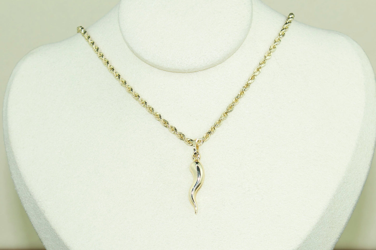 Italian Horn Pendant (Dije Cuerno Italiano) | 14K | Lucky Protection Charm