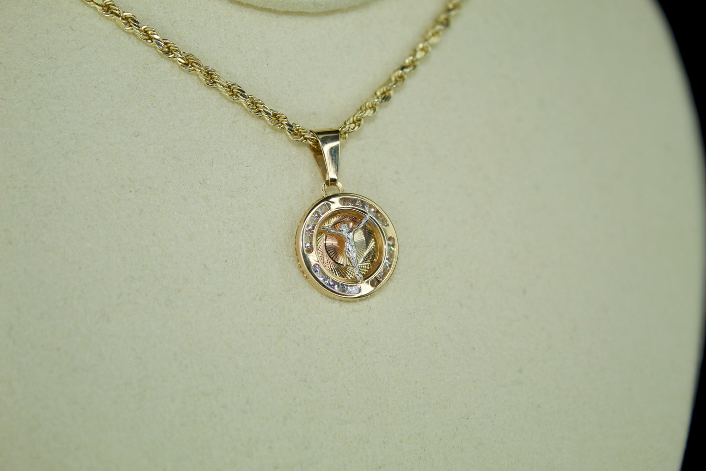 14K Crucifix Medallion Pendant