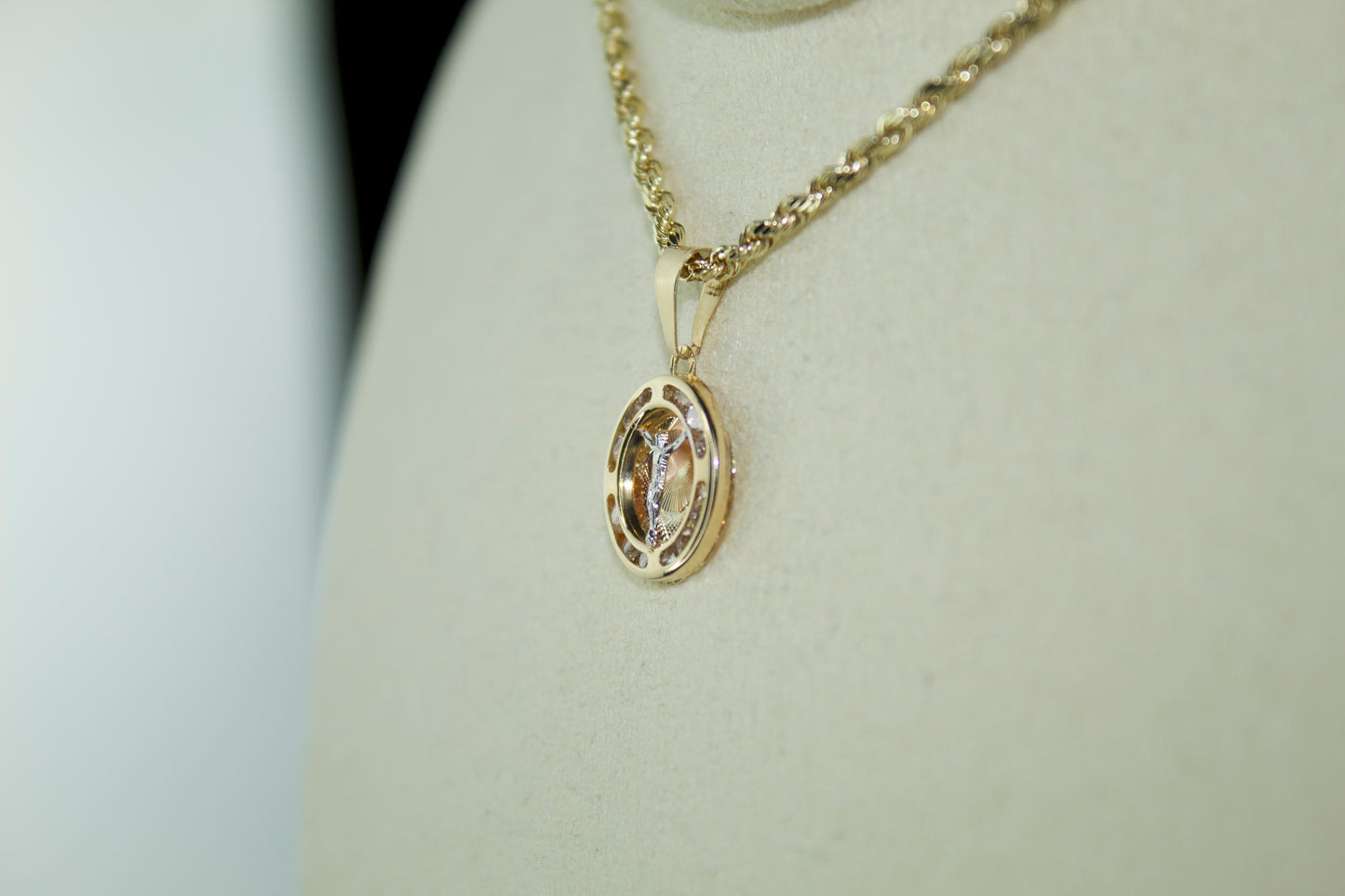 14K Crucifix Medallion Pendant