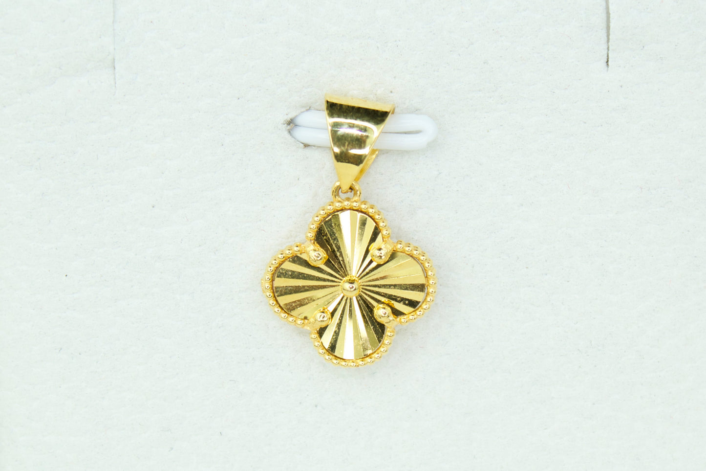 Clover Pendant | Solid 21 Karat | Chain Set Available