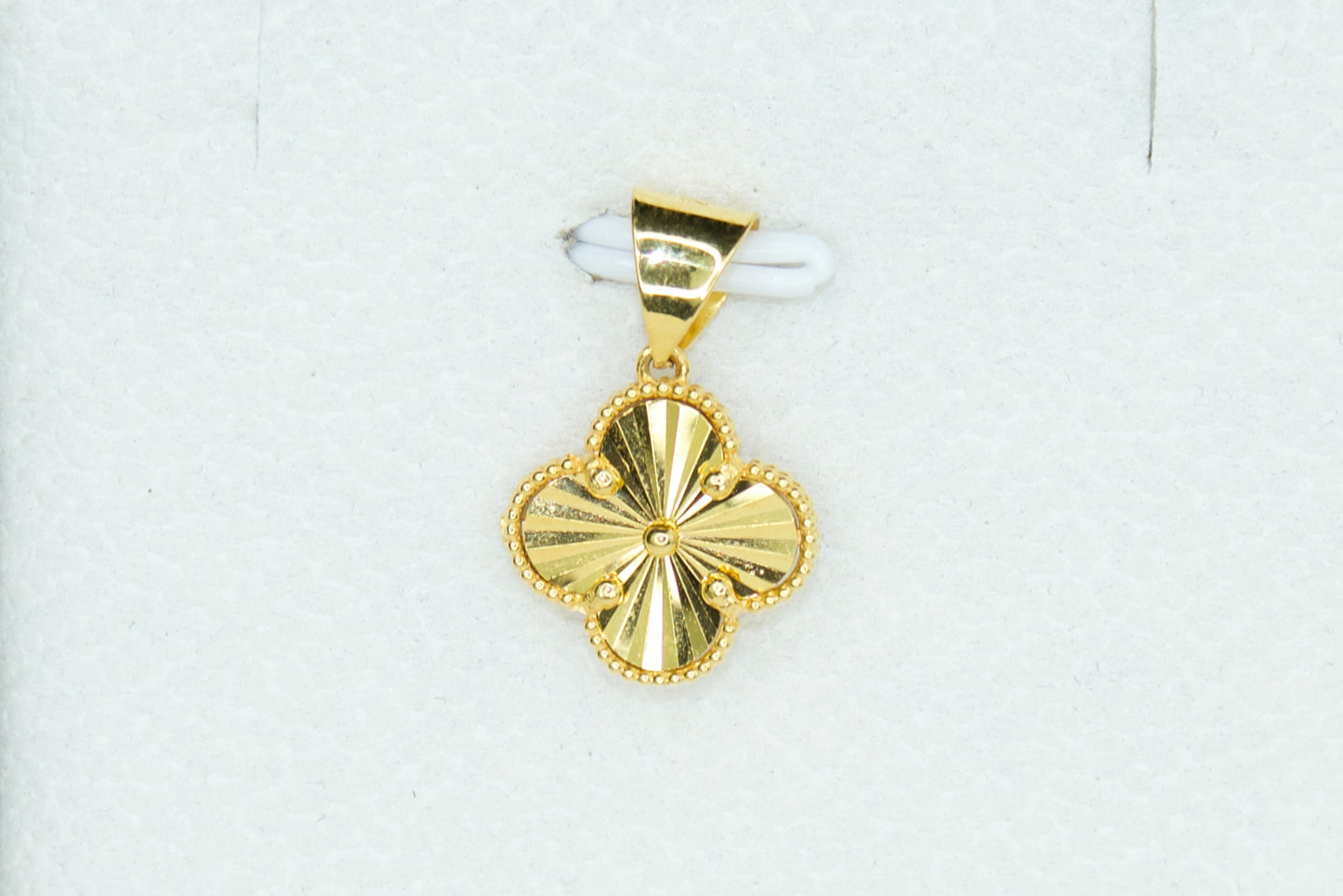 Clover Pendant | Solid 21 Karat | Chain Set Available
