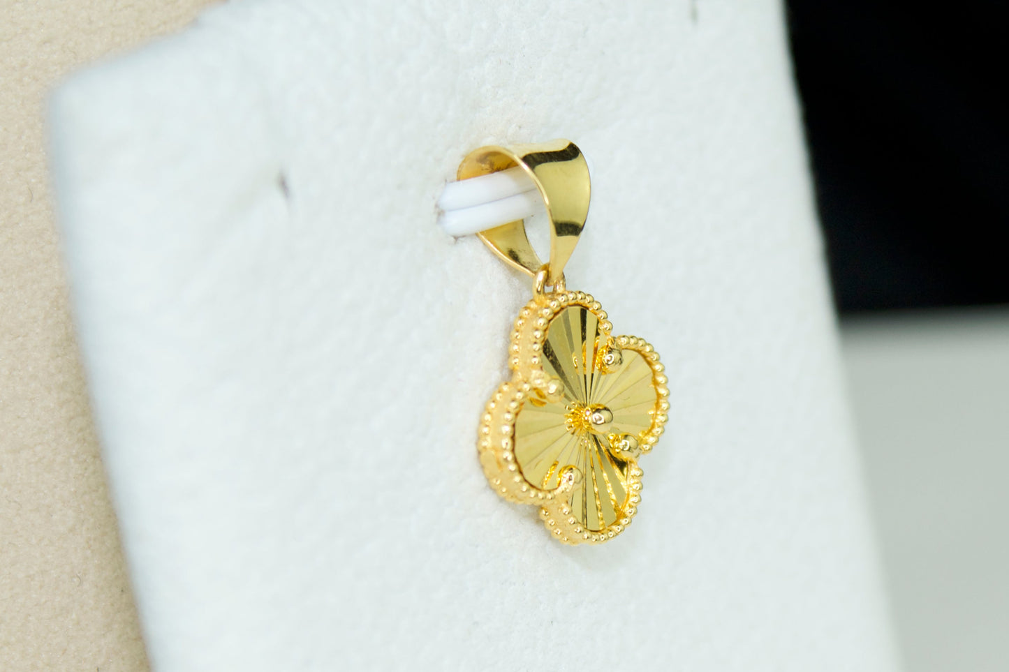 Clover Pendant | Solid 21 Karat | Chain Set Available