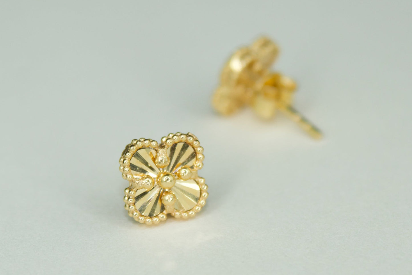 No.21 Clover Studs